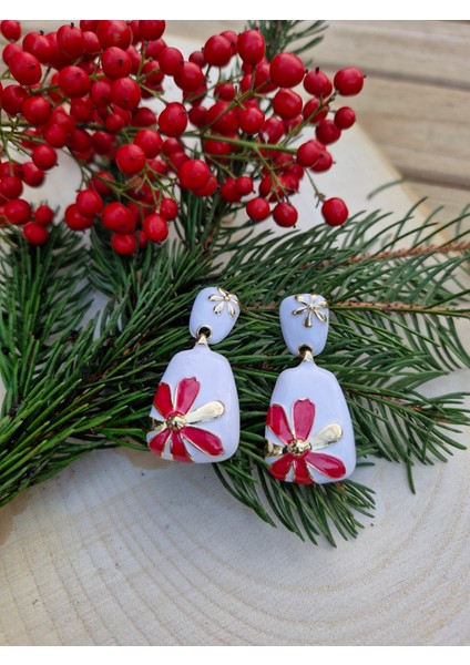 Kırmızı Sedefli Altın Çiçek Detaylı Küpe modelleri