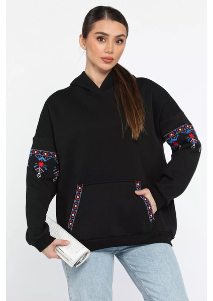 Kadın Kapüşonlu Kol Nakışlı Kanguru Cepli Şardonlu Sweatshirt