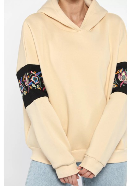 Kol Nakışlı Şardonlu Kadın Sweatshirt fırsatları
