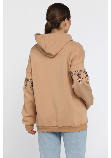 Kadın Kapüşonlu Kol Nakışlı Kanguru Cepli Şardonlu Sweatshirt