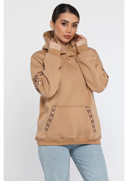 Kadın Kapüşonlu Kol Nakışlı Kanguru Cepli Şardonlu Sweatshirt