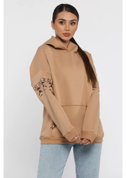 Kadın Kapüşonlu Kol Nakışlı Kanguru Cepli Şardonlu Sweatshirt