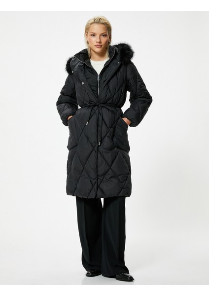 Ekstra Uzun Şişme Mont Suni Kürk Detaylı Kapüşonlu Kemerli Rüzgar Kapaklı modelleri