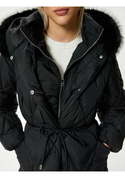 Ekstra Uzun Şişme Mont Suni Kürk Detaylı Kapüşonlu Kemerli Rüzgar Kapaklı indirimleri