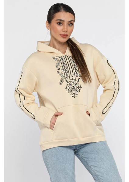 Kadın Kanguru Cepli Nakışlı Şardonlu Kadın Sweatshirt