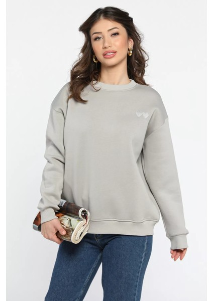 Kalp Nakışlı Üç Iplik Şardonlu Kadın Sweatshirt