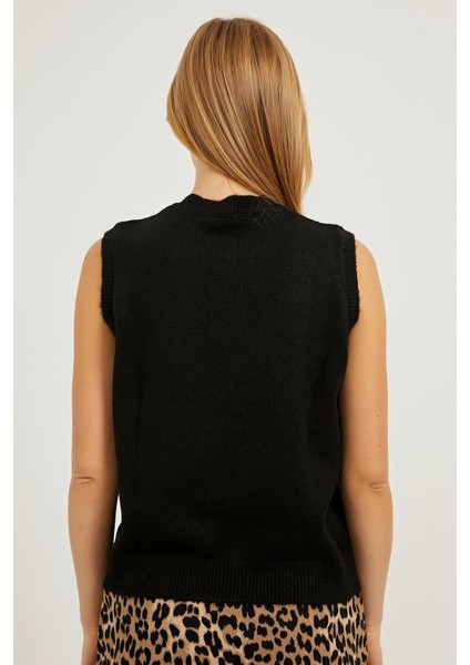 Kurdela Detaylı Triko Süveter indirimleri