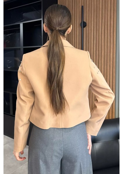 Ön Düğme Detaylı Taş Işlemeli Kadın Kısa Blazer Ceket