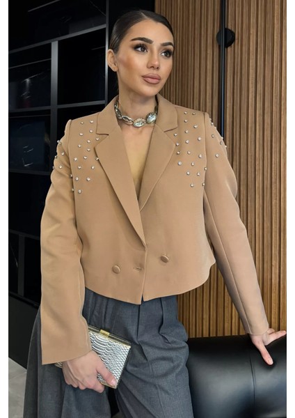 Ön Düğme Detaylı Taş Işlemeli Kadın Kısa Blazer Ceket