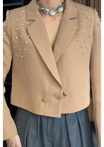 Ön Düğme Detaylı Taş Işlemeli Kadın Kısa Blazer Ceket