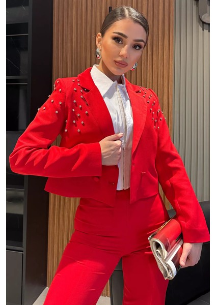 Ön Düğme Detaylı Taş Işlemeli Kadın Kısa Blazer Ceket