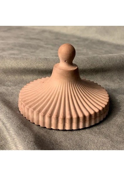 El Yapımı Taş Tozu Dekoratif Kapaklı Mumluk Içinde Kırmızı Gül Motifli Mum - 8 x 10 cm