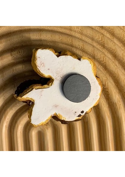 El Yapımı Minik Kahverengi Gül Magnet - 6 x 7 cm