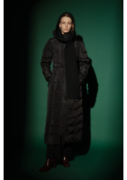 Kapşonlu Kemerli Kaz Tüyü Manto Siyah modelleri