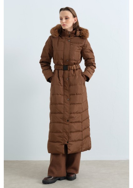 Kapşonlu Kemerli Kaz Tüyü Manto Kahve