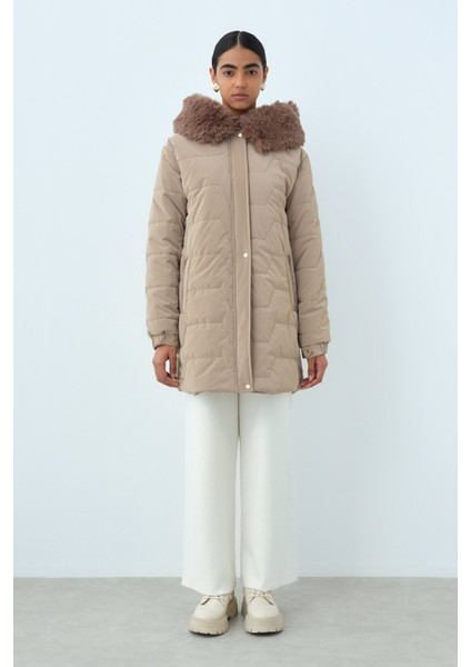 Seyyar Kürklü Kapşonlu Kapitone Kaban Bej