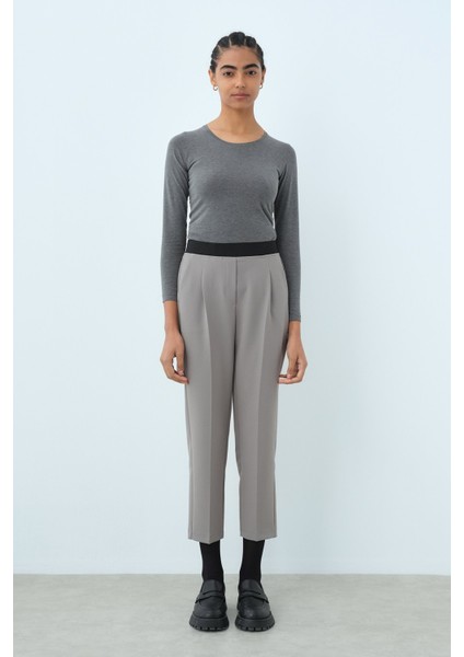 Beli Lastikli Pili Detaylı Havuç Pantolon Gri