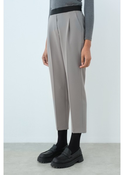Beli Lastikli Pili Detaylı Havuç Pantolon Gri fiyatları