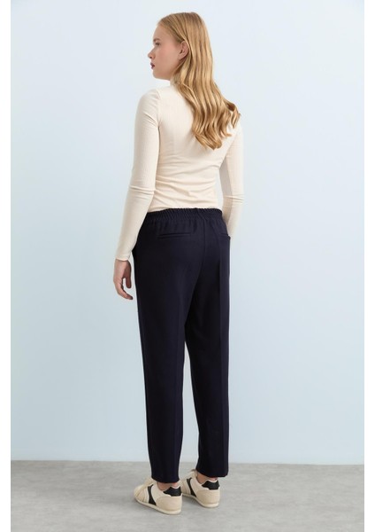 Arka Beli Lastikli Ütü Izli Havuç Pantolon Lacivert fırsatları