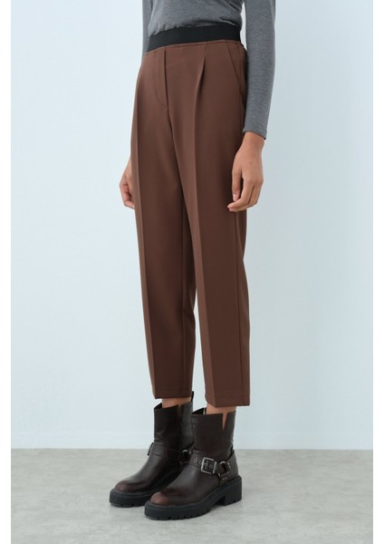 Beli Lastikli Pili Detaylı Havuç Pantolon Kahve