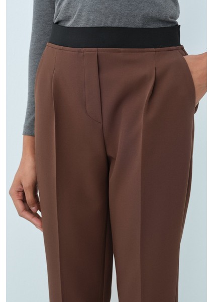 Beli Lastikli Pili Detaylı Havuç Pantolon Kahve fiyatları