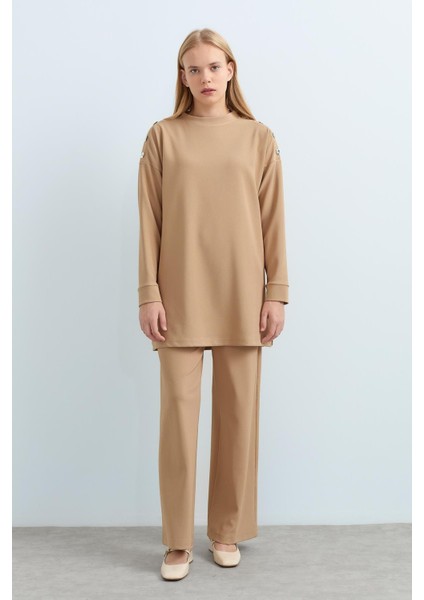 Omuzları Çıt Çıt Detaylı Pantolon Tunik Takım Camel