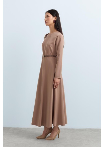 Broş Detaylı Kemerli Elbise Vizon fiyatları