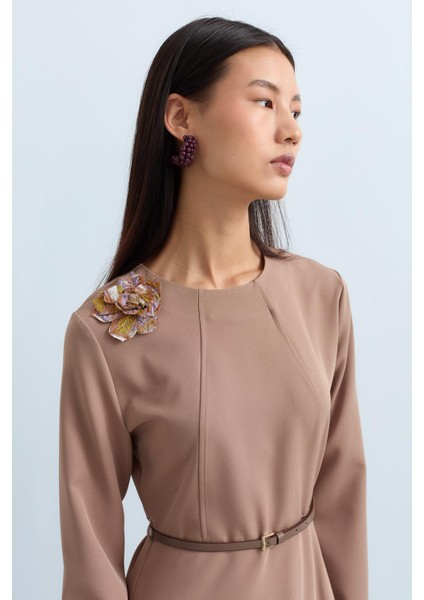 Broş Detaylı Kemerli Elbise Vizon modelleri