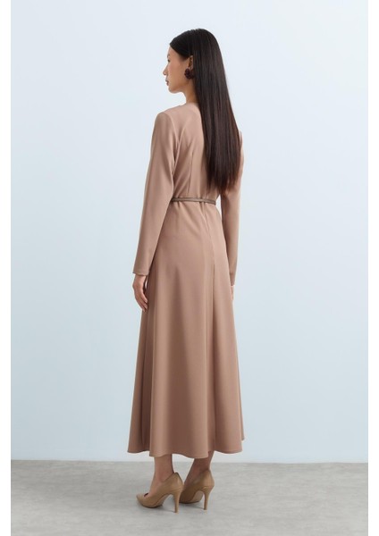Broş Detaylı Kemerli Elbise Vizon fırsatları