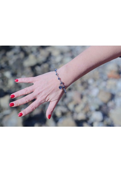 Zarafeti Tamamlayan Lacivert Taşlı Şık ve Zarif Bileklik - Her Anınıza Işıltı Katın!