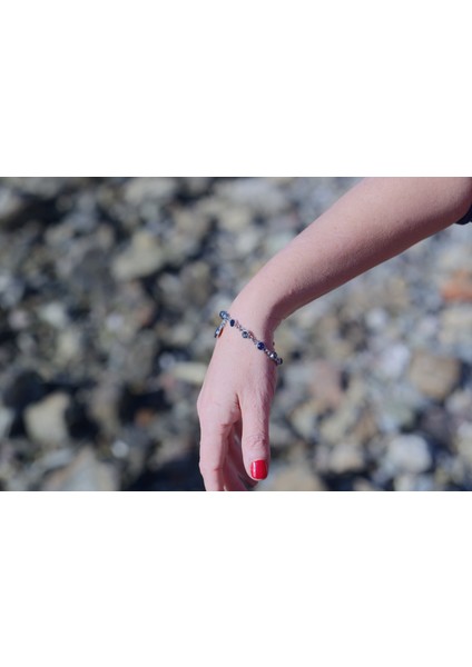 Zarafeti Tamamlayan Lacivert Taşlı Şık ve Zarif Bileklik - Her Anınıza Işıltı Katın!