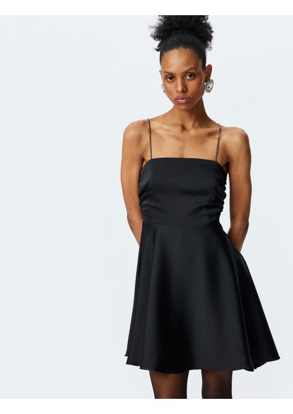 Volanlı Çapraz Ip Askılı Kare Yaka Drapeli Mini Saten Elbise fiyatları