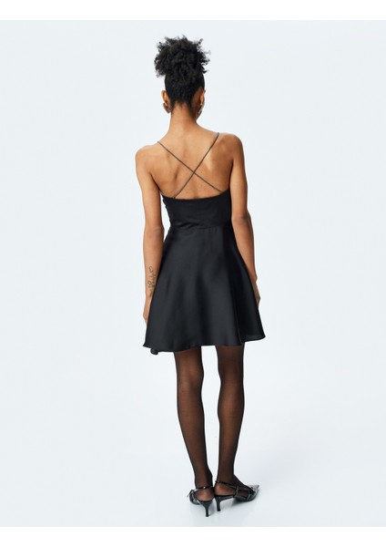 Volanlı Çapraz Ip Askılı Kare Yaka Drapeli Mini Saten Elbise fırsatları