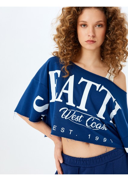 Asimetrik Yaka Kolej Baskılı Oversize Kısa Kollu Crop Tişört