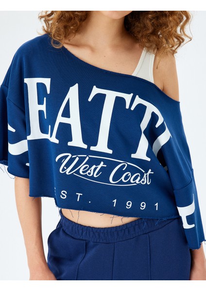 Asimetrik Yaka Kolej Baskılı Oversize Kısa Kollu Crop Tişört indirimleri