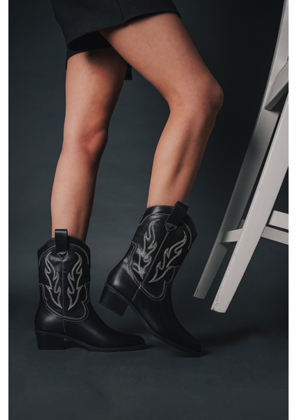 Kadın Sivri Burun Nakışlı Western Bot Tevlus Siyah