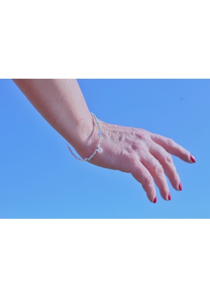 Yıldız Detaylı Gümüş Rengi Zarif Bileklik