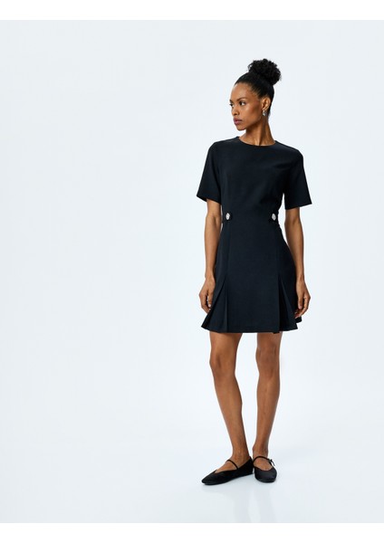 Aksesuar Detaylı Yuvarlak Yaka Kısa Kollu A Kesim Pileli Mini Elbise