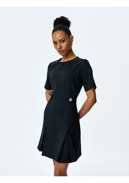 Aksesuar Detaylı Yuvarlak Yaka Kısa Kollu A Kesim Pileli Mini Elbise fiyatları