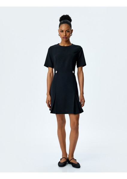 Aksesuar Detaylı Yuvarlak Yaka Kısa Kollu A Kesim Pileli Mini Elbise modelleri