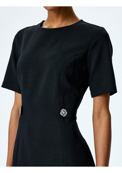 Aksesuar Detaylı Yuvarlak Yaka Kısa Kollu A Kesim Pileli Mini Elbise indirimleri