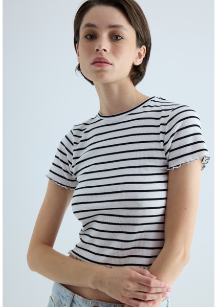 Kadın Siyah Beyaz Çizgili Crop Kısa Kollu T-Shirt fiyatları