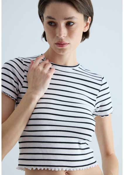 Kadın Siyah Beyaz Çizgili Crop Kısa Kollu T-Shirt modelleri