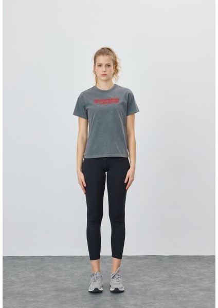 Kadın Kırmızı Nakış Detaylı Antrasit T-Shirt