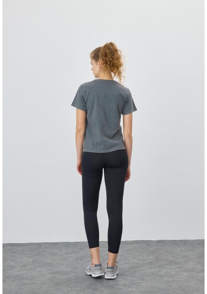 Kadın Kırmızı Nakış Detaylı Antrasit T-Shirt