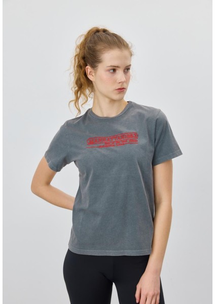 Kadın Kırmızı Nakış Detaylı Antrasit T-Shirt
