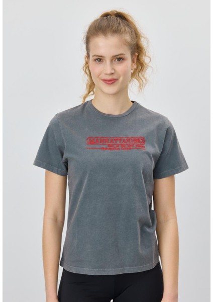 Kadın Kırmızı Nakış Detaylı Antrasit T-Shirt