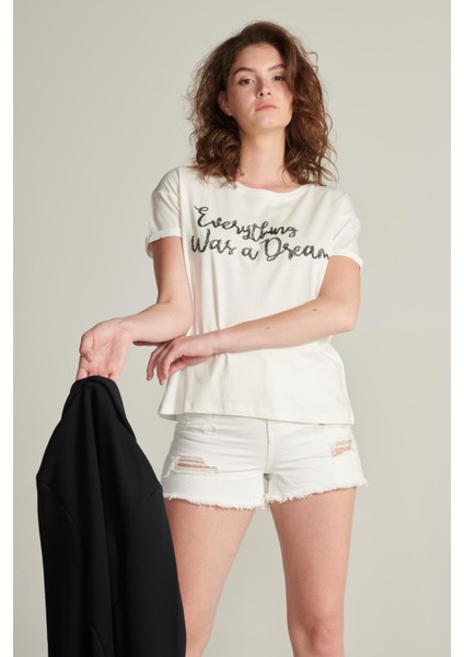 Kadın Beyaz Renk Nakış Detaylı Kısa Kollu T-Shirt fiyatları