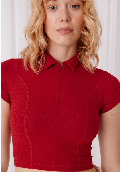 Kadın Kırmızı Renk Polo Yaka Yarım Fermuarlı Crop T-Shirt indirimleri