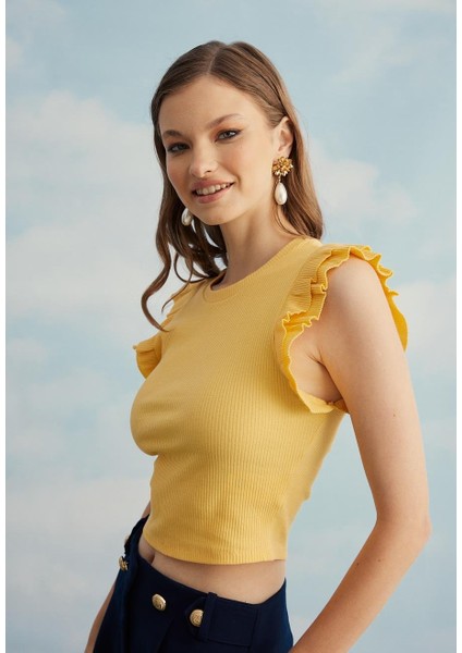 Kadın Kolları Fırfırlı Sarı Sıfır Kol Crop T-Shirt modelleri